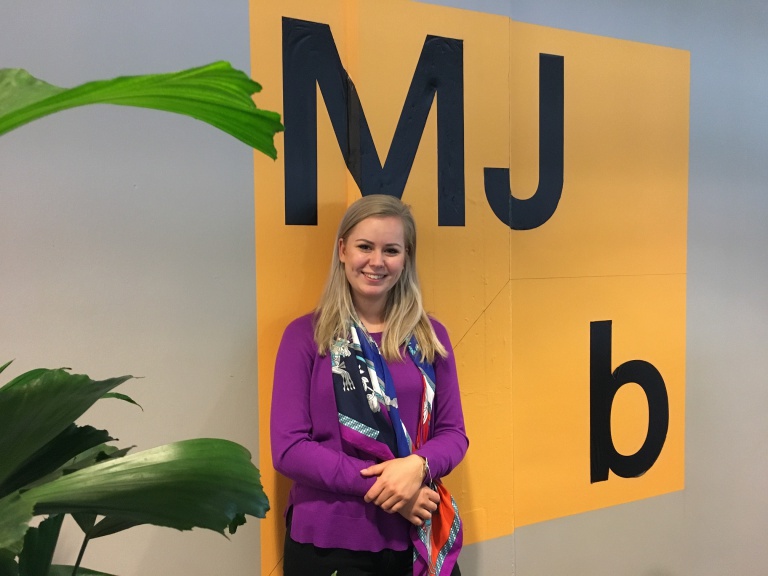 Celine Scholle op kantoor MJb